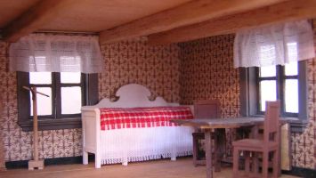 Living room (right)